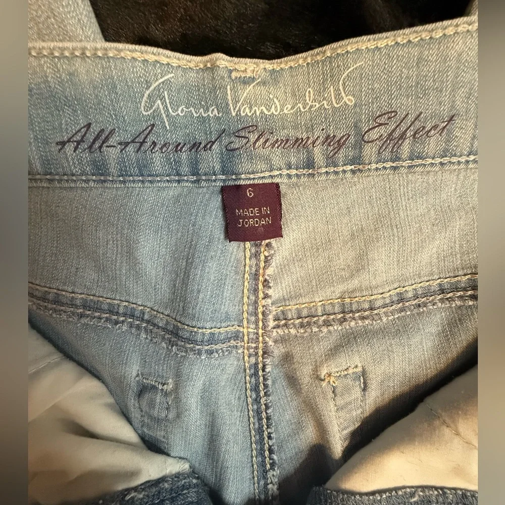 EUC Gloria Vanderbilt Amanda All-Around Slimming Effect Embellished Crop Jeans - Picture 5 of 9